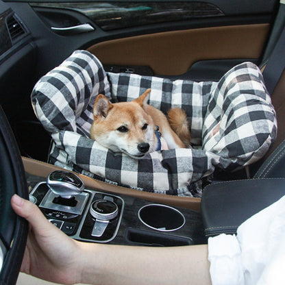 Chien installé confortablement dans le coussin de voyage ComfyDrive pour voiture, rembourrage doux et sangles de sécurité.