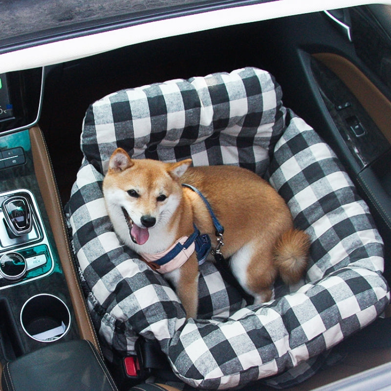 Chien installé confortablement dans le coussin de voyage ComfyDrive pour voiture, rembourrage doux et sangles de sécurité.