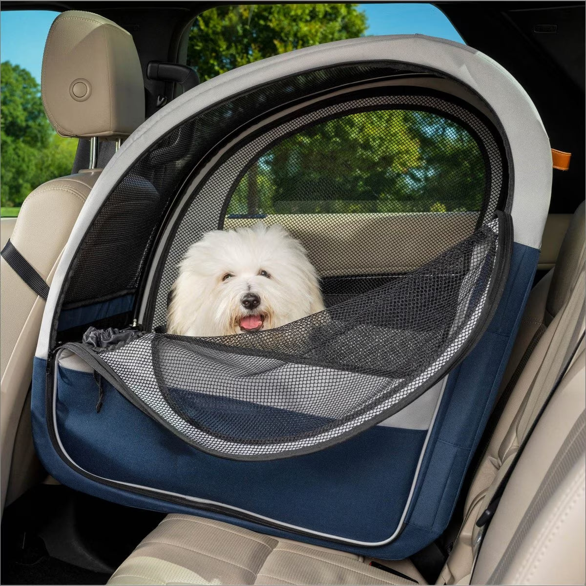 Chien dans le siège de voyage TravelMate, cadre en aluminium, coussin imperméable et poches de rangement, parfait pour les trajets en voiture.