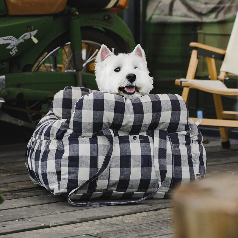 Chien installé confortablement dans le coussin de voyage ComfyDrive pour voiture, rembourrage doux et sangles de sécurité.