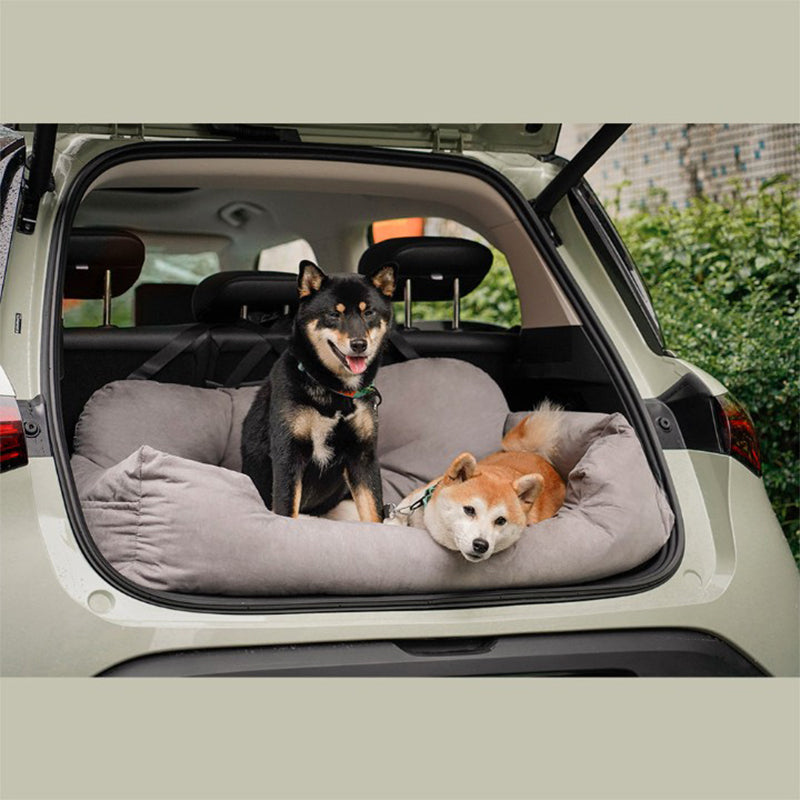 Chien installé confortablement dans le lit de voiture ComfortRide, conçu pour assurer sécurité et confort pendant les trajets, avec sangles ajustables et design imperméable.