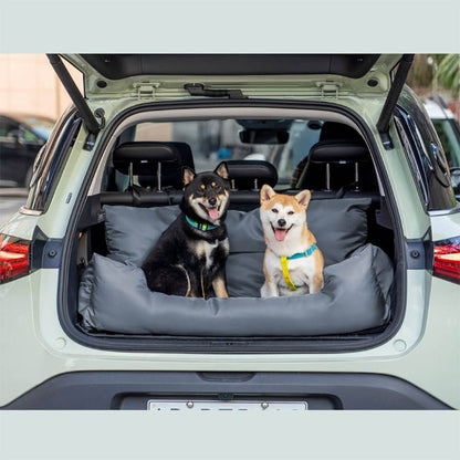 Chien installé confortablement dans le lit de voiture ComfortRide, conçu pour assurer sécurité et confort pendant les trajets, avec sangles ajustables et design imperméable.