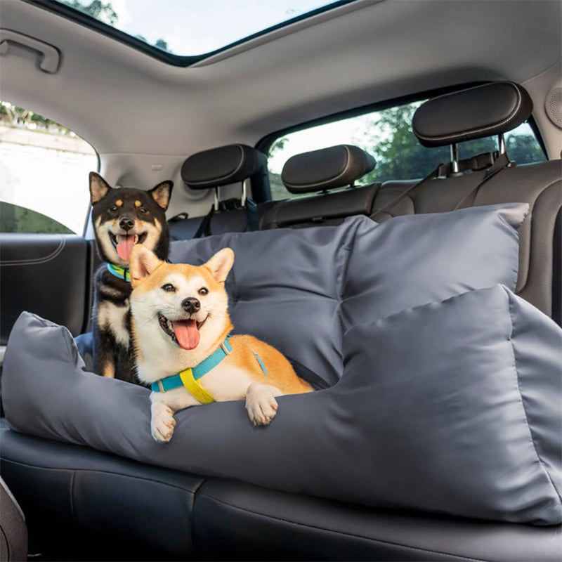 Chien installé confortablement dans le lit de voiture ComfortRide, conçu pour assurer sécurité et confort pendant les trajets, avec sangles ajustables et design imperméable.