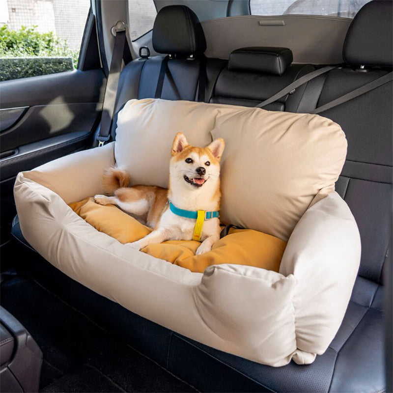 Chien installé confortablement dans le lit de voiture ComfortRide, conçu pour assurer sécurité et confort pendant les trajets, avec sangles ajustables et design imperméable.