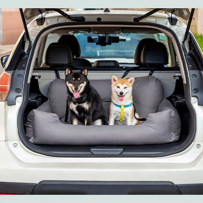 Chien installé confortablement dans le lit de voiture ComfortRide, conçu pour assurer sécurité et confort pendant les trajets, avec sangles ajustables et design imperméable.