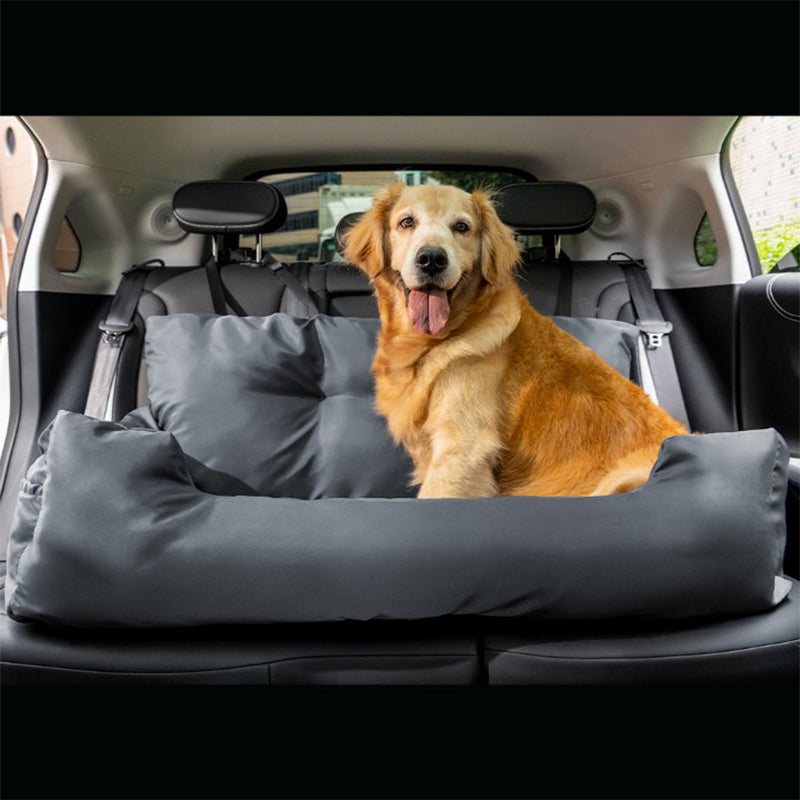 Chien installé confortablement dans le lit de voiture ComfortRide, conçu pour assurer sécurité et confort pendant les trajets, avec sangles ajustables et design imperméable.