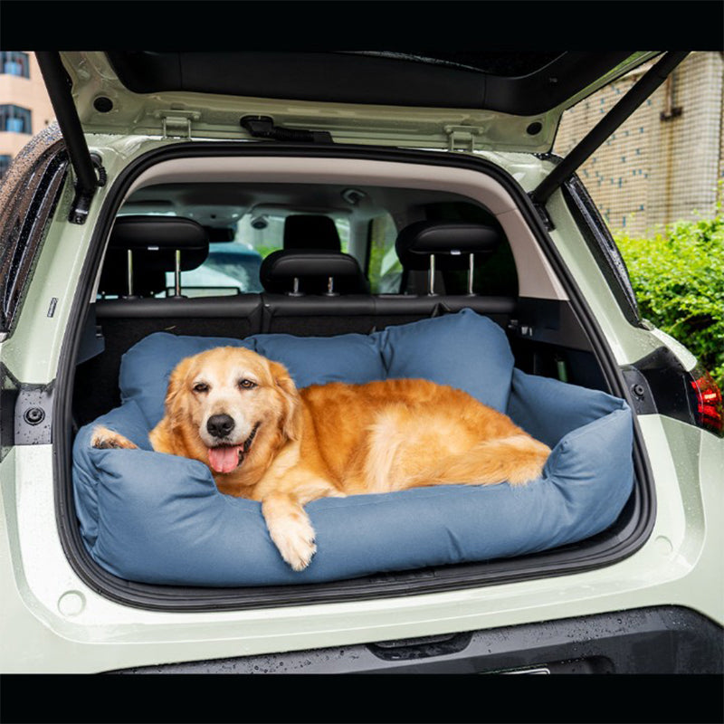 Chien installé confortablement dans le lit de voiture ComfortRide, conçu pour assurer sécurité et confort pendant les trajets, avec sangles ajustables et design imperméable.