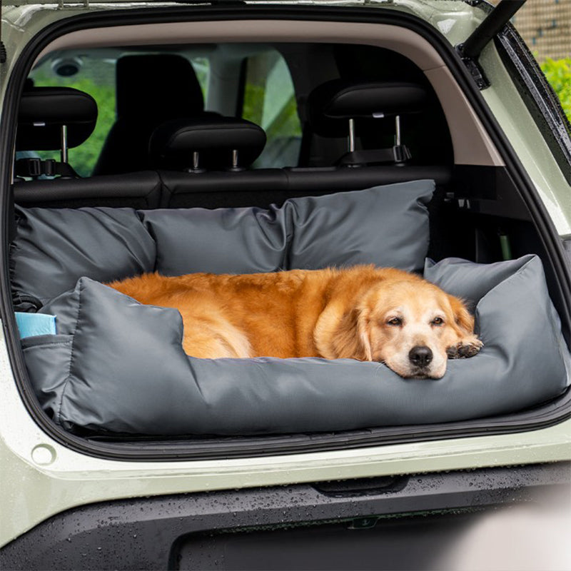 Chien installé confortablement dans le lit de voiture ComfortRide, conçu pour assurer sécurité et confort pendant les trajets, avec sangles ajustables et design imperméable.