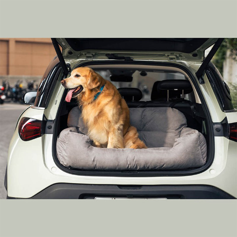 Chien installé confortablement dans le lit de voiture ComfortRide, conçu pour assurer sécurité et confort pendant les trajets, avec sangles ajustables et design imperméable.