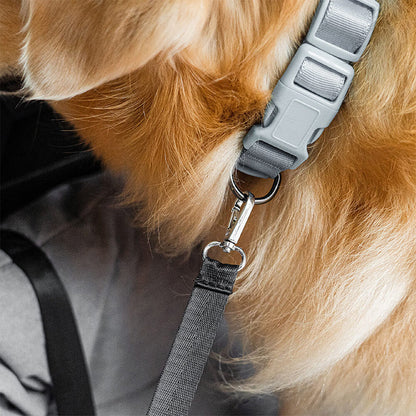 Chien installé confortablement dans le lit de voiture ComfortRide, conçu pour assurer sécurité et confort pendant les trajets, avec sangles ajustables et design imperméable.