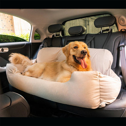 Chien installé confortablement dans le lit de voiture ComfortRide, conçu pour assurer sécurité et confort pendant les trajets, avec sangles ajustables et design imperméable.