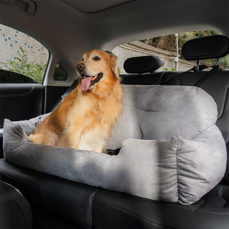 Chien installé confortablement dans le lit de voiture ComfortRide, conçu pour assurer sécurité et confort pendant les trajets, avec sangles ajustables et design imperméable.