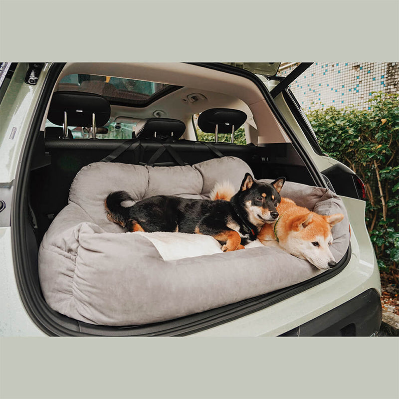 Chien installé confortablement dans le lit de voiture ComfortRide, conçu pour assurer sécurité et confort pendant les trajets, avec sangles ajustables et design imperméable.