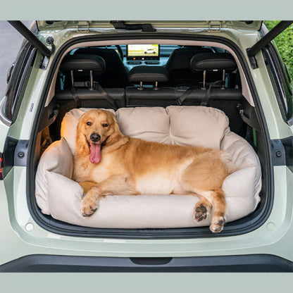 Chien installé confortablement dans le lit de voiture ComfortRide, conçu pour assurer sécurité et confort pendant les trajets, avec sangles ajustables et design imperméable.