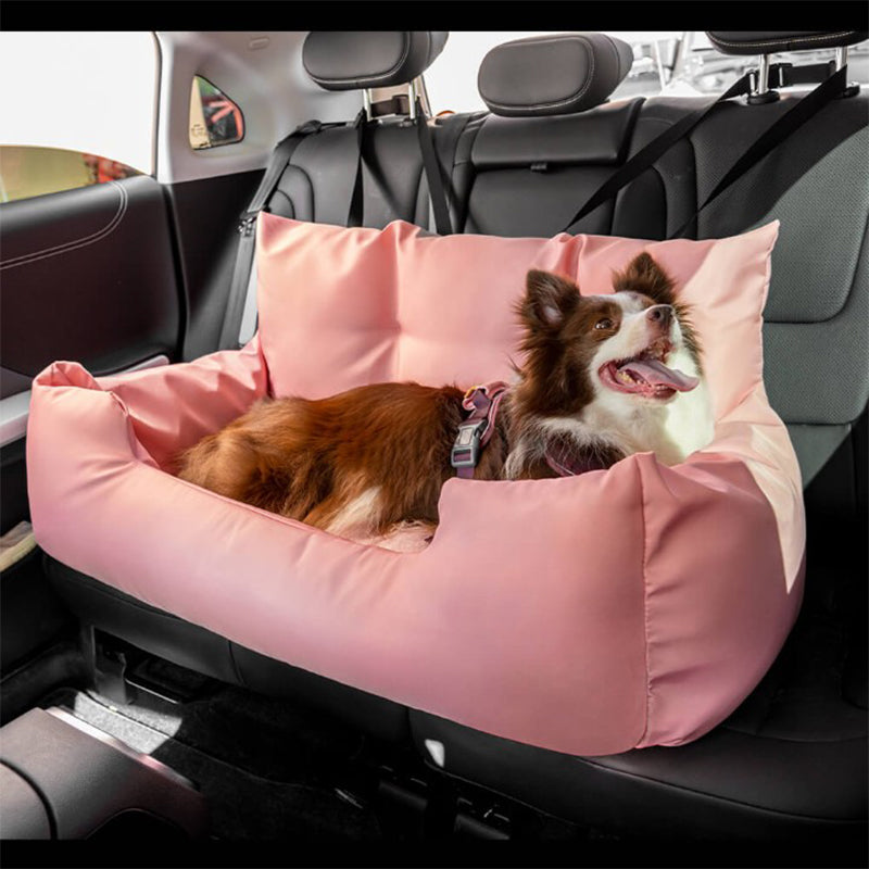 Chien installé confortablement dans le lit de voiture ComfortRide, conçu pour assurer sécurité et confort pendant les trajets, avec sangles ajustables et design imperméable.