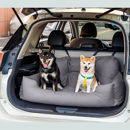 Chien installé confortablement dans le lit de voiture ComfortRide, conçu pour assurer sécurité et confort pendant les trajets, avec sangles ajustables et design imperméable.