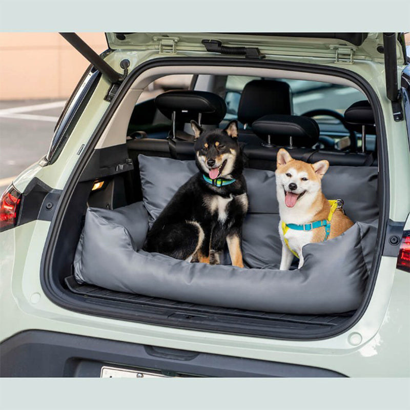 Chien installé confortablement dans le lit de voiture ComfortRide, conçu pour assurer sécurité et confort pendant les trajets, avec sangles ajustables et design imperméable.