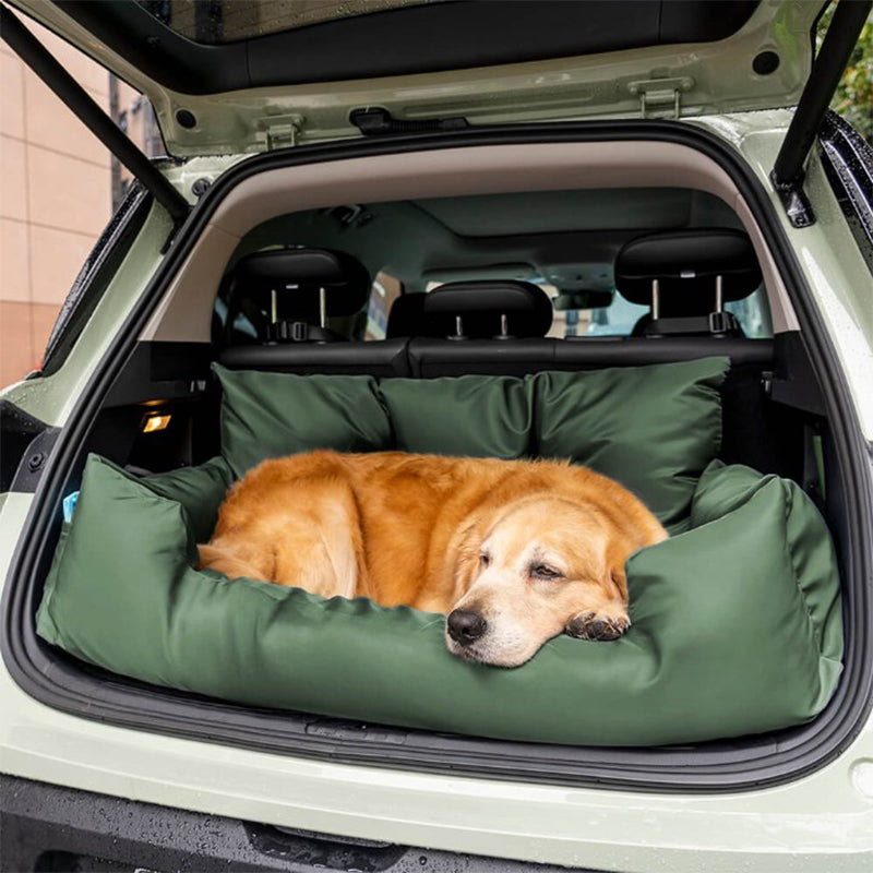 Chien installé confortablement dans le lit de voiture ComfortRide, conçu pour assurer sécurité et confort pendant les trajets, avec sangles ajustables et design imperméable.