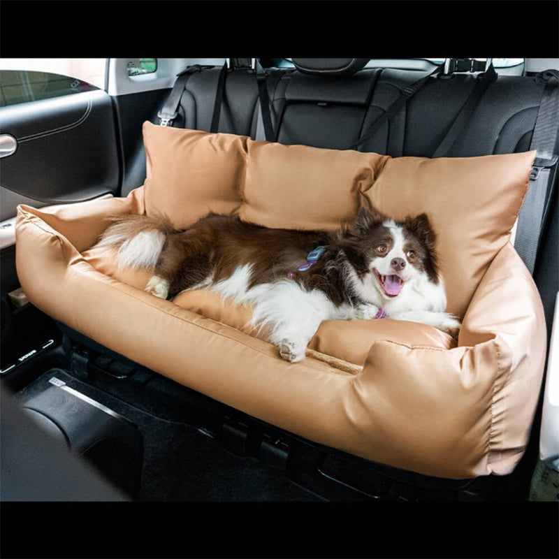 Chien installé confortablement dans le lit de voiture ComfortRide, conçu pour assurer sécurité et confort pendant les trajets, avec sangles ajustables et design imperméable.