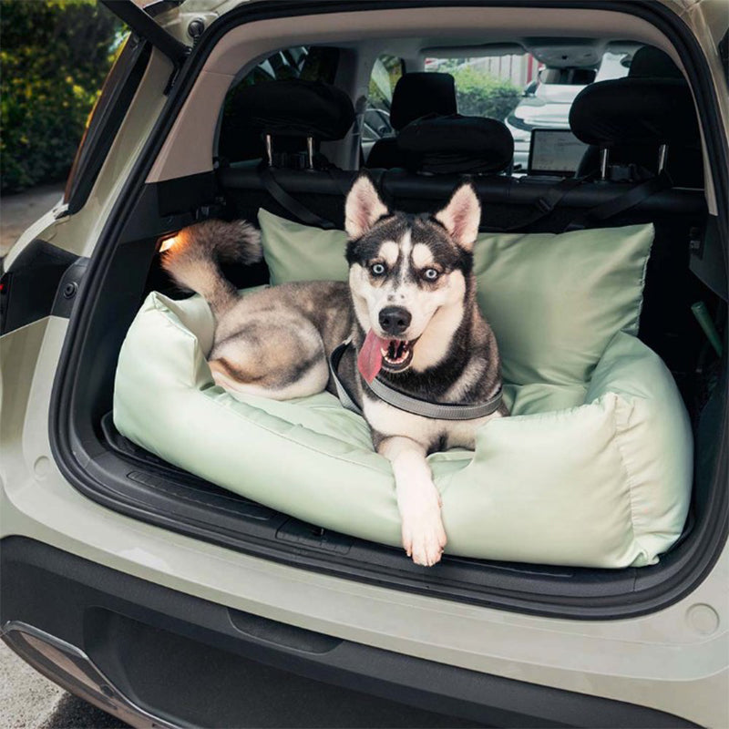 Chien installé confortablement dans le lit de voiture ComfortRide, conçu pour assurer sécurité et confort pendant les trajets, avec sangles ajustables et design imperméable.