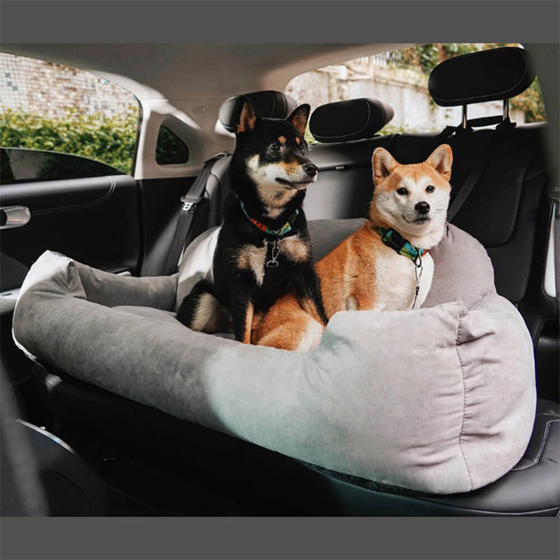 Chien installé confortablement dans le lit de voiture ComfortRide, conçu pour assurer sécurité et confort pendant les trajets, avec sangles ajustables et design imperméable.