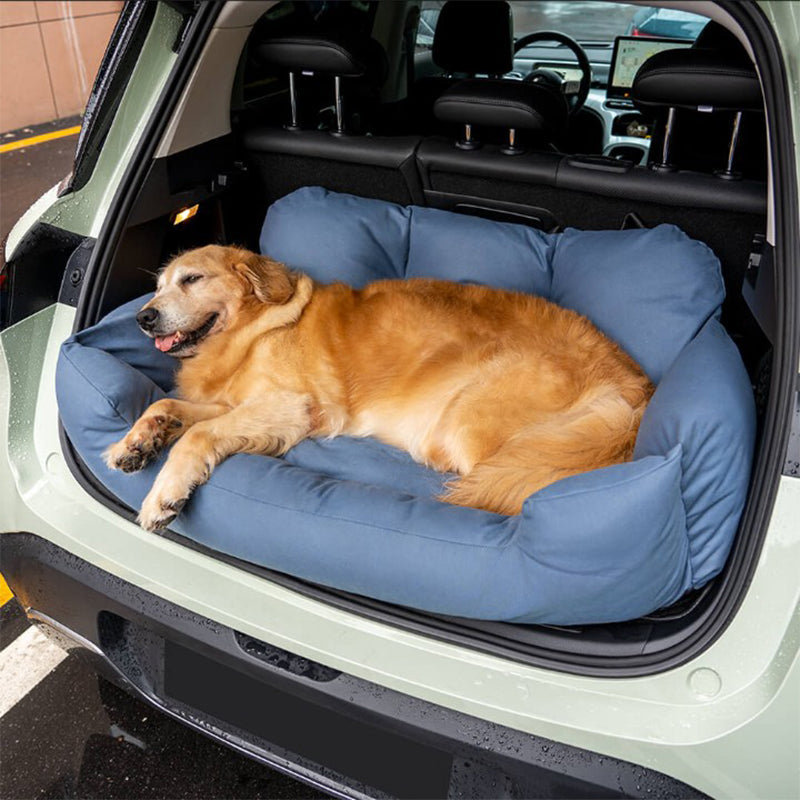 Chien installé confortablement dans le lit de voiture ComfortRide, conçu pour assurer sécurité et confort pendant les trajets, avec sangles ajustables et design imperméable.