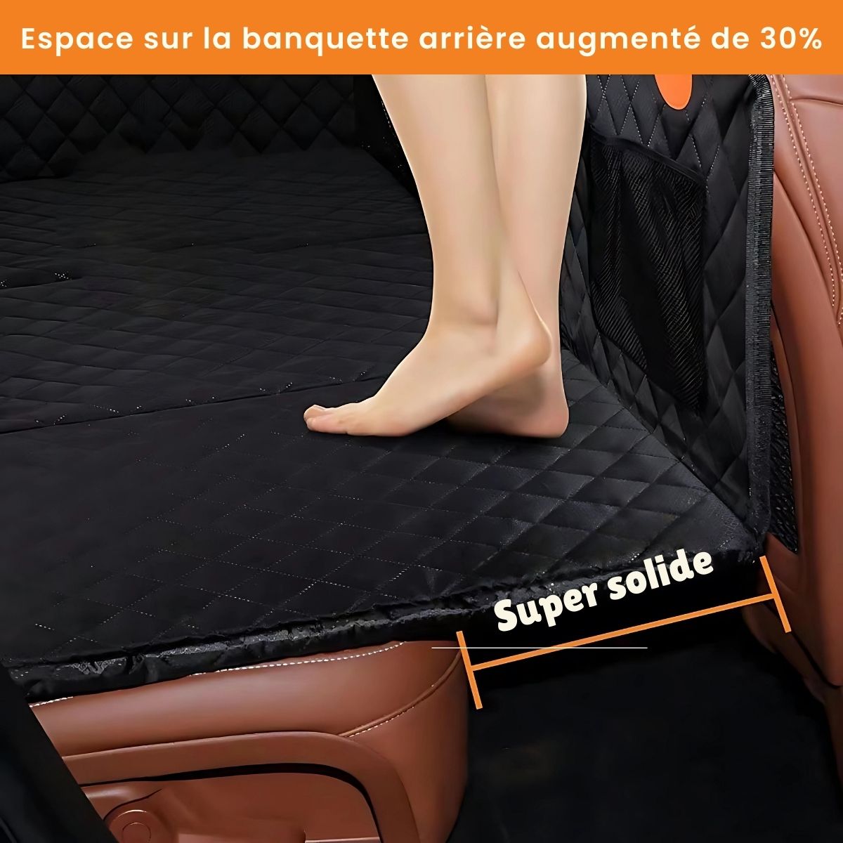 Housse de siège auto CarProtect pour chien, en tissu Oxford imperméable, avec fond rigide, fenêtre en maille, et base antidérapante, pour des trajets confortables et sécurisés.