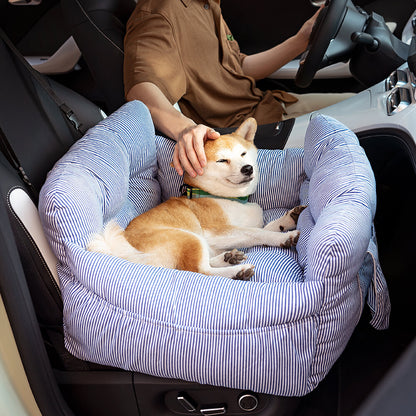 Chien installé confortablement dans le coussin de voyage ComfyDrive pour voiture, rembourrage doux et sangles de sécurité.