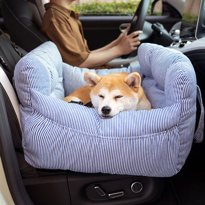 Chien installé confortablement dans le coussin de voyage ComfyDrive pour voiture, rembourrage doux et sangles de sécurité.