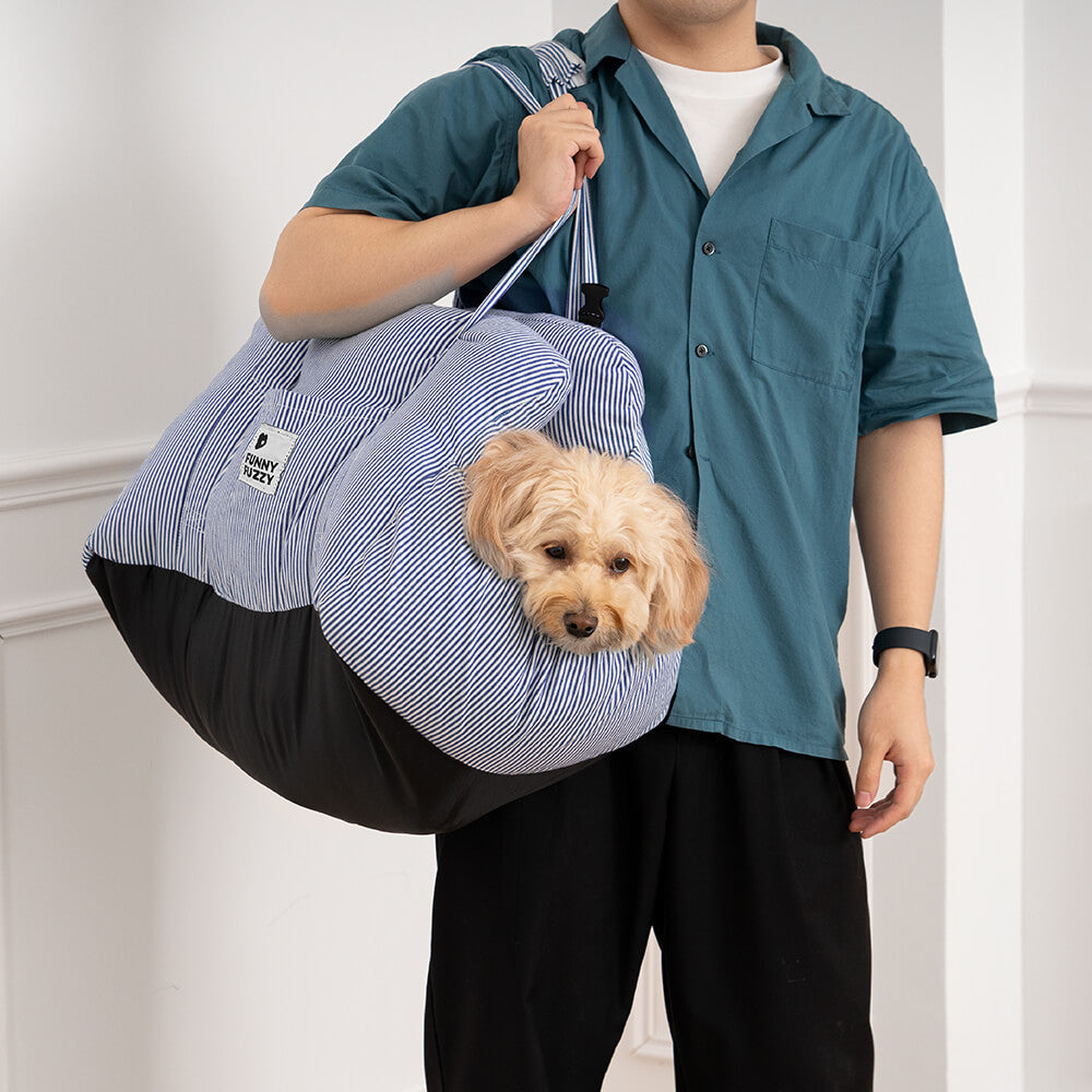 Chien installé confortablement dans le coussin de voyage ComfyDrive pour voiture, rembourrage doux et sangles de sécurité.