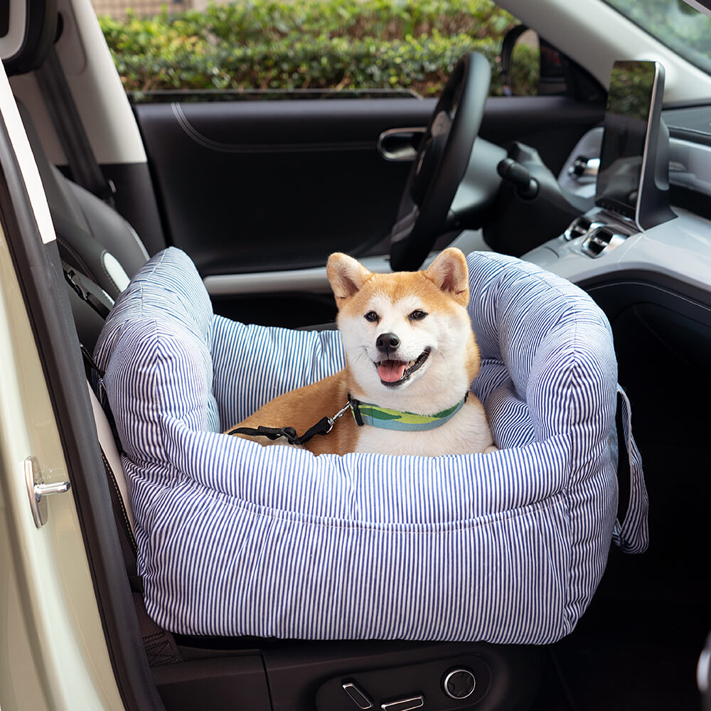 Chien installé confortablement dans le coussin de voyage ComfyDrive pour voiture, rembourrage doux et sangles de sécurité.