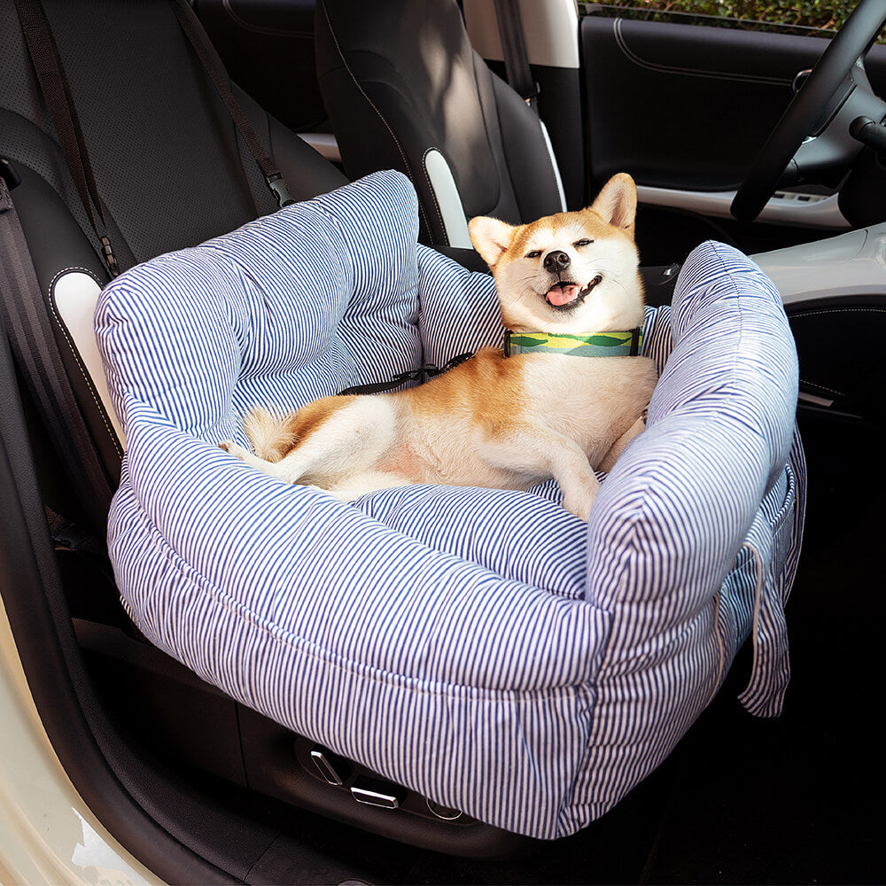 Chien installé confortablement dans le coussin de voyage ComfyDrive pour voiture, rembourrage doux et sangles de sécurité.