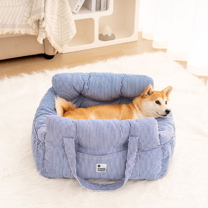 Chien installé confortablement dans le coussin de voyage ComfyDrive pour voiture, rembourrage doux et sangles de sécurité.