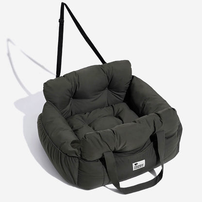 Chien installé confortablement dans le coussin de voyage ComfyDrive pour voiture, rembourrage doux et sangles de sécurité.