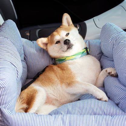 Chien installé confortablement dans le coussin de voyage ComfyDrive pour voiture, rembourrage doux et sangles de sécurité.