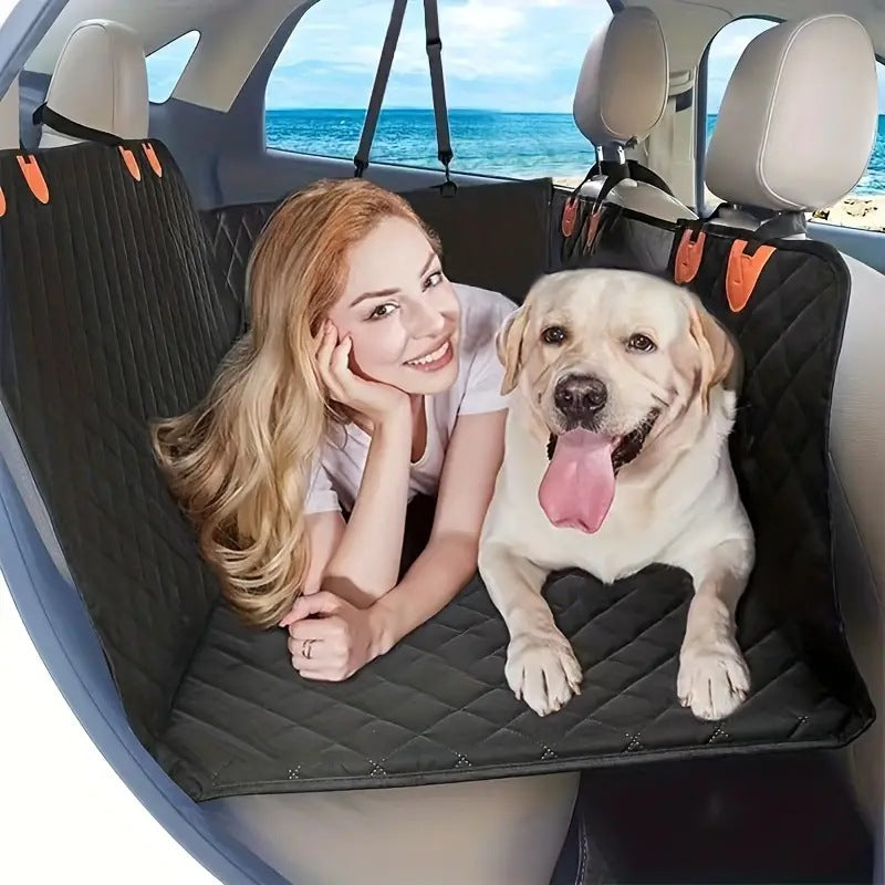 Housse de siège auto CarProtect pour chien, en tissu Oxford imperméable, avec fond rigide, fenêtre en maille, et base antidérapante, pour des trajets confortables et sécurisés.