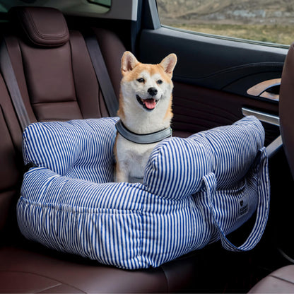 Chien installé confortablement dans le coussin de voyage ComfyDrive pour voiture, rembourrage doux et sangles de sécurité.