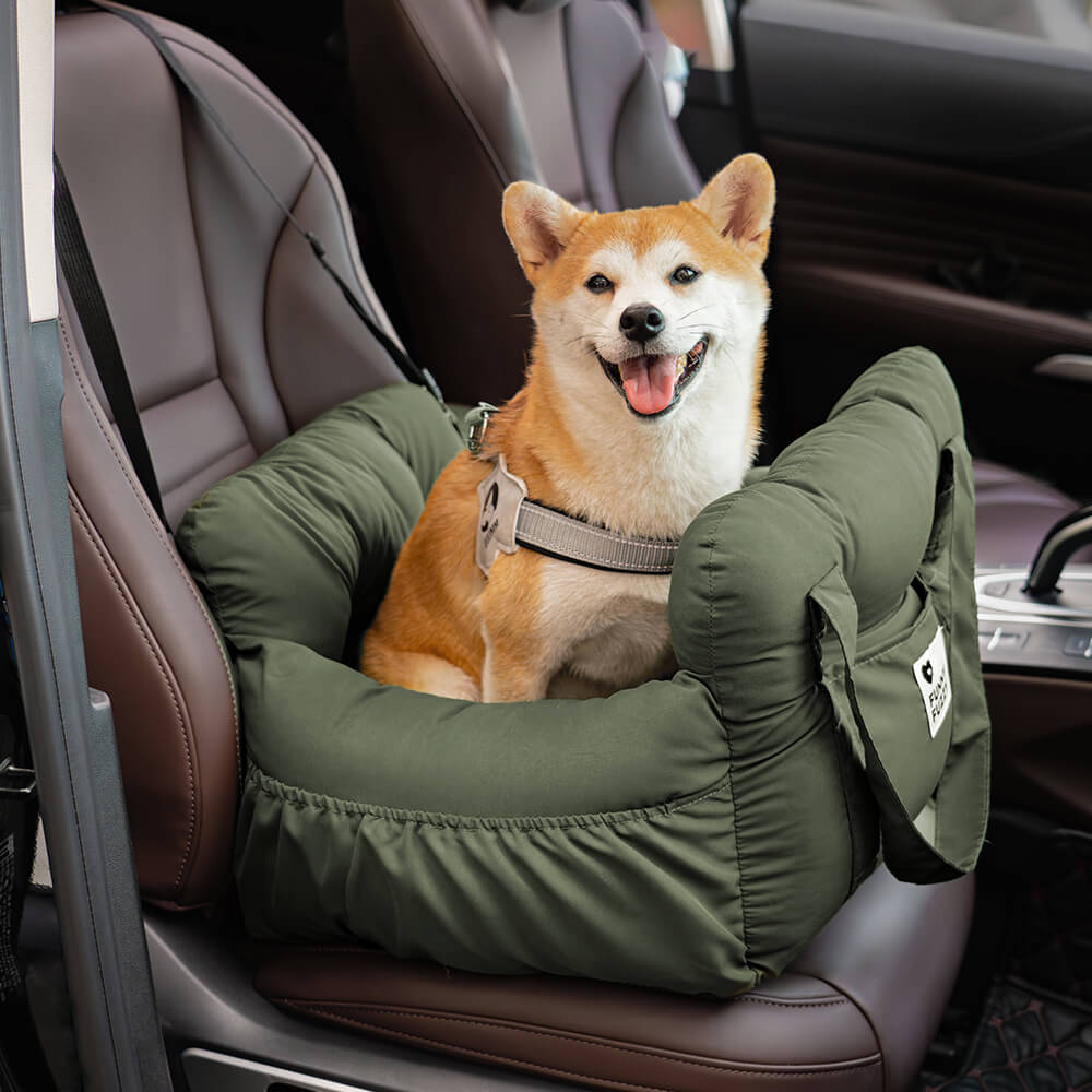 Chien installé confortablement dans le coussin de voyage ComfyDrive pour voiture, rembourrage doux et sangles de sécurité.