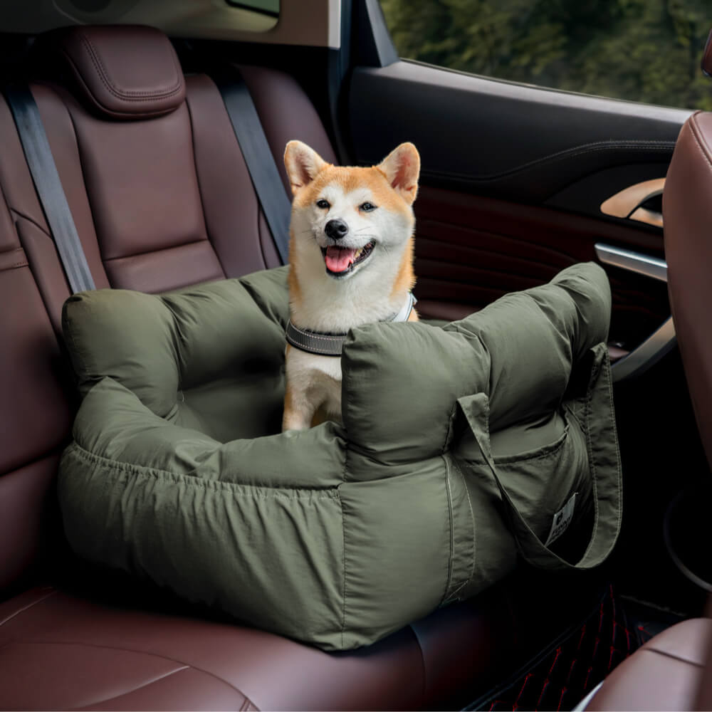 Chien installé confortablement dans le coussin de voyage ComfyDrive pour voiture, rembourrage doux et sangles de sécurité.