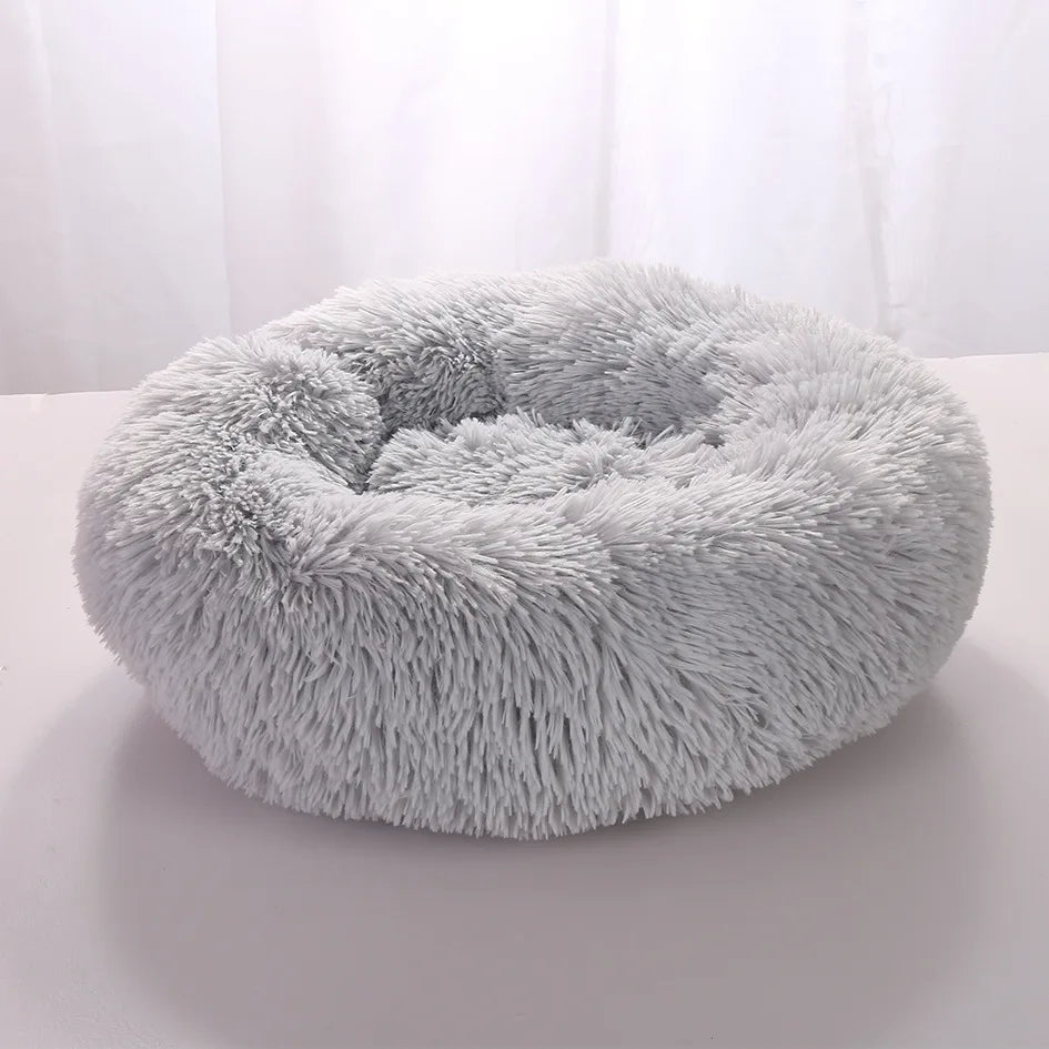 Lit Donut SnugNest, moelleux et confortable, en tissu fleece corail doux, disponible en plusieurs couleurs et tailles.