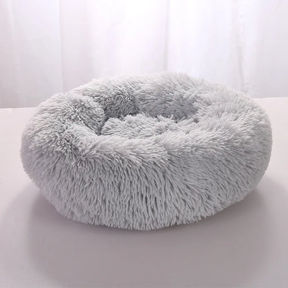 Lit Donut SnugNest, moelleux et confortable, en tissu fleece corail doux, disponible en plusieurs couleurs et tailles.