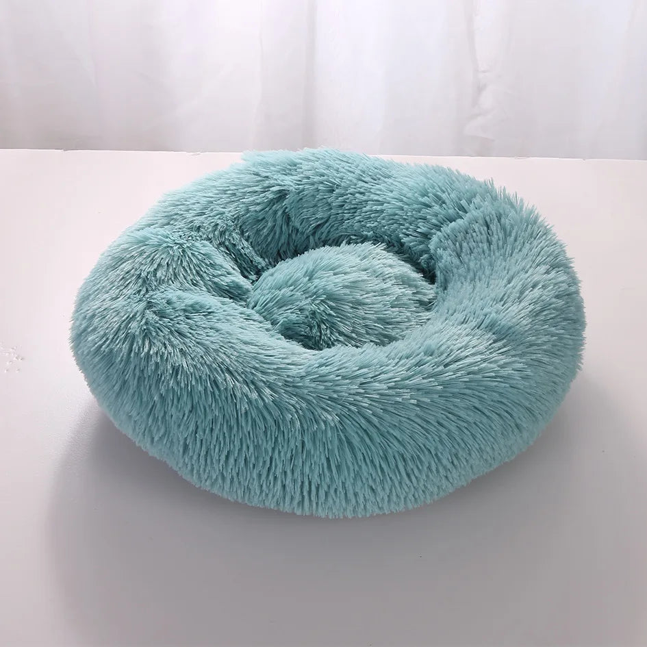 Lit Donut SnugNest, moelleux et confortable, en tissu fleece corail doux, disponible en plusieurs couleurs et tailles.