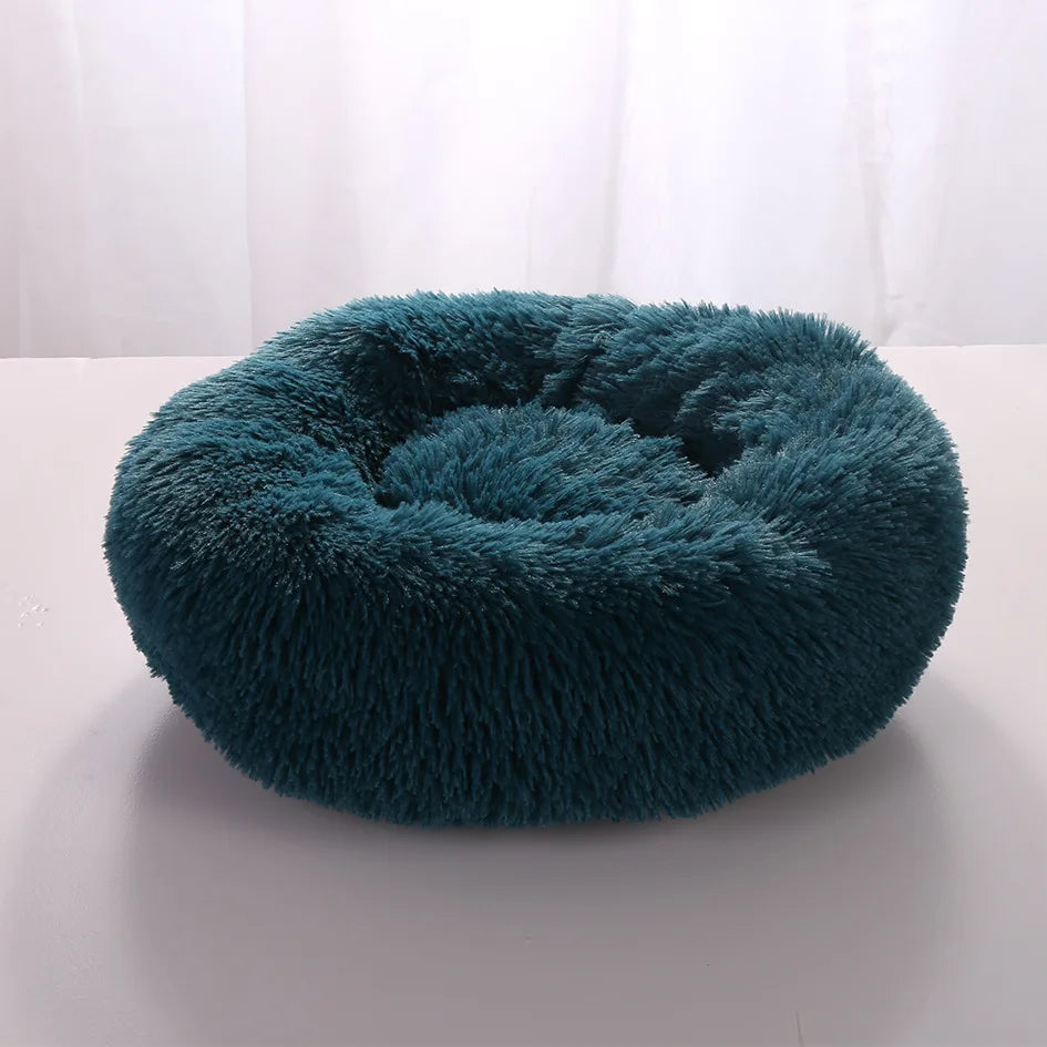 Lit Donut SnugNest, moelleux et confortable, en tissu fleece corail doux, disponible en plusieurs couleurs et tailles.