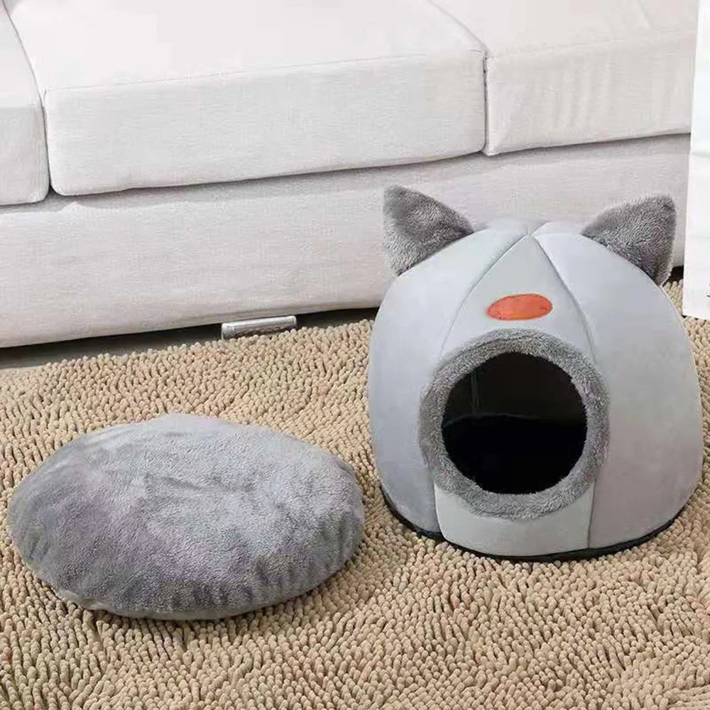 Maison DouceTanière pour chat et petit chien, en peluche douce, design semi-fermé et coussin amovible, parfaite pour un confort optimal et un look élégant.