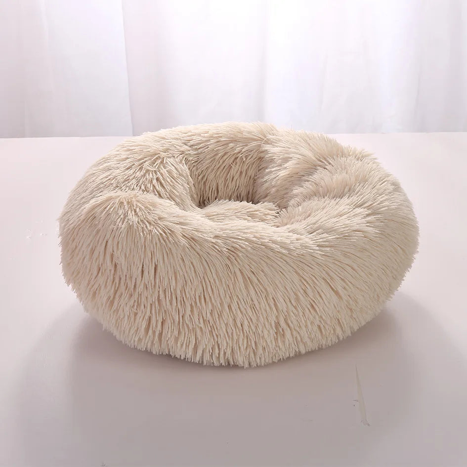 Lit Donut SnugNest, moelleux et confortable, en tissu fleece corail doux, disponible en plusieurs couleurs et tailles.