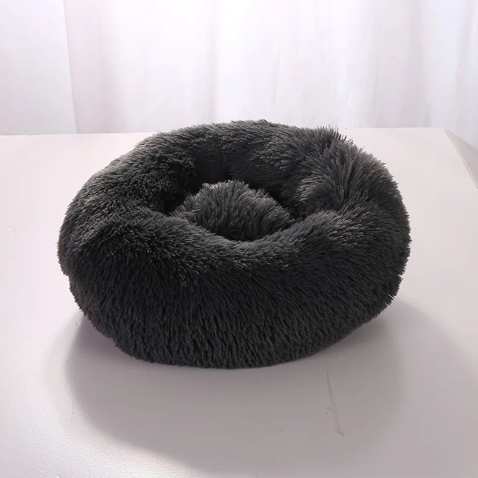 Lit Donut SnugNest, moelleux et confortable, en tissu fleece corail doux, disponible en plusieurs couleurs et tailles.