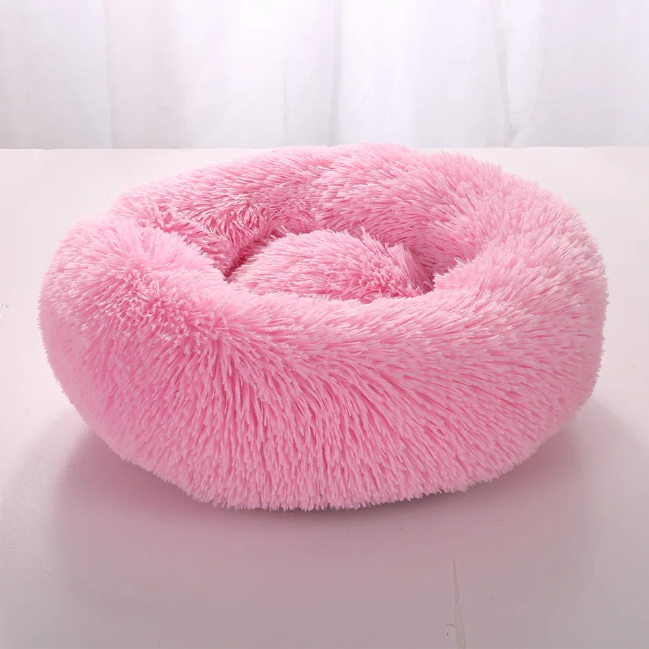 Lit Donut SnugNest, moelleux et confortable, en tissu fleece corail doux, disponible en plusieurs couleurs et tailles.