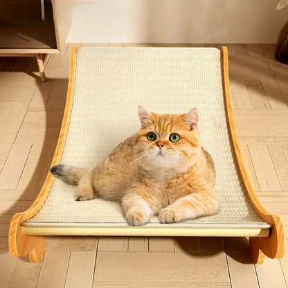 Chat détendu dans le hamac ZenCat, avec griffoir en sisal résistant et base en bois antidérapante, parfait pour se reposer et faire ses griffes.