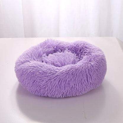 Lit Donut SnugNest, moelleux et confortable, en tissu fleece corail doux, disponible en plusieurs couleurs et tailles.