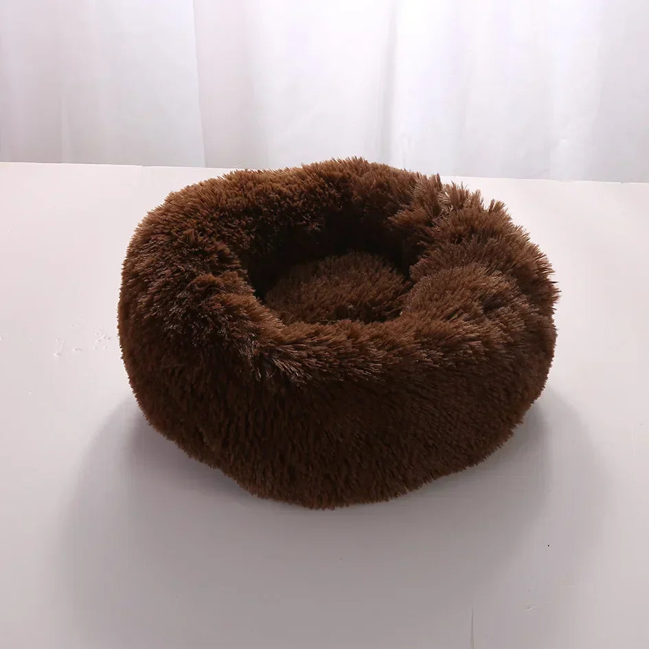 Lit Donut SnugNest, moelleux et confortable, en tissu fleece corail doux, disponible en plusieurs couleurs et tailles.